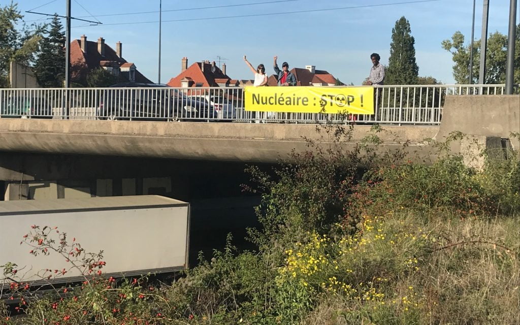 Des banderoles suspendues sur le pont de Mulhouse Bourztwiller contre la peste et le choléra !