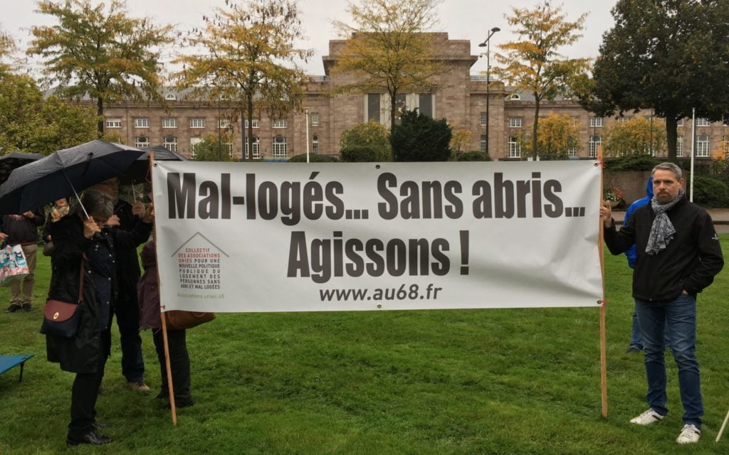 Un collectif d&rsquo;associations installe des lits de camp devant la sous-préfecture de Mulhouse