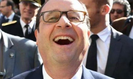 François Hollande teste sa nouvelle vocation d’auteur pour la jeunesse dans une école primaire de Mulhouse