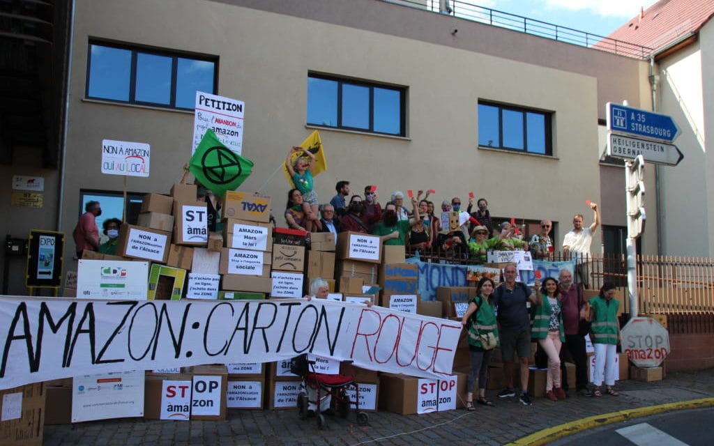 Un mur d&rsquo;opposants à Amazon, devant les locaux de l’intercommunalité du Pays de Barr