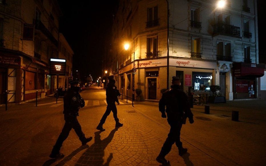 Après la « guerre » au virus et le « couvre-feu » : comment les « bouffons » impriment leur tyrannie