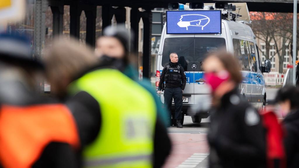 Covid-19 : violences antipolicières lors des contrôles du couvre-feu, sur fond de reprise en main fédérale en Allemagne