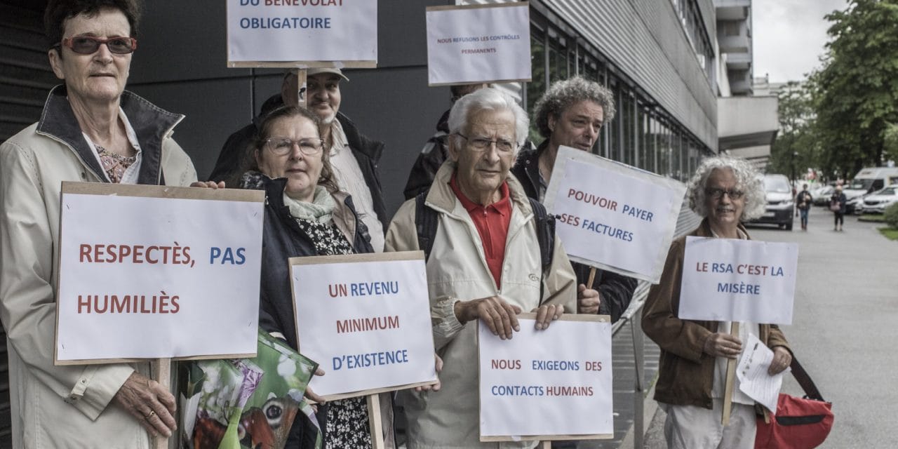 Manifestation d&rsquo;associatifs et d&rsquo;allocataires devant la caf de Mulhouse