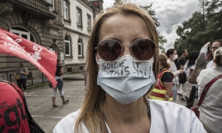 Quelques centaines de manifestants contre l&rsquo;obligation vaccinale devant le Hasenrain, siège du groupe hospitalier de Mulhouse (GHRMSA)