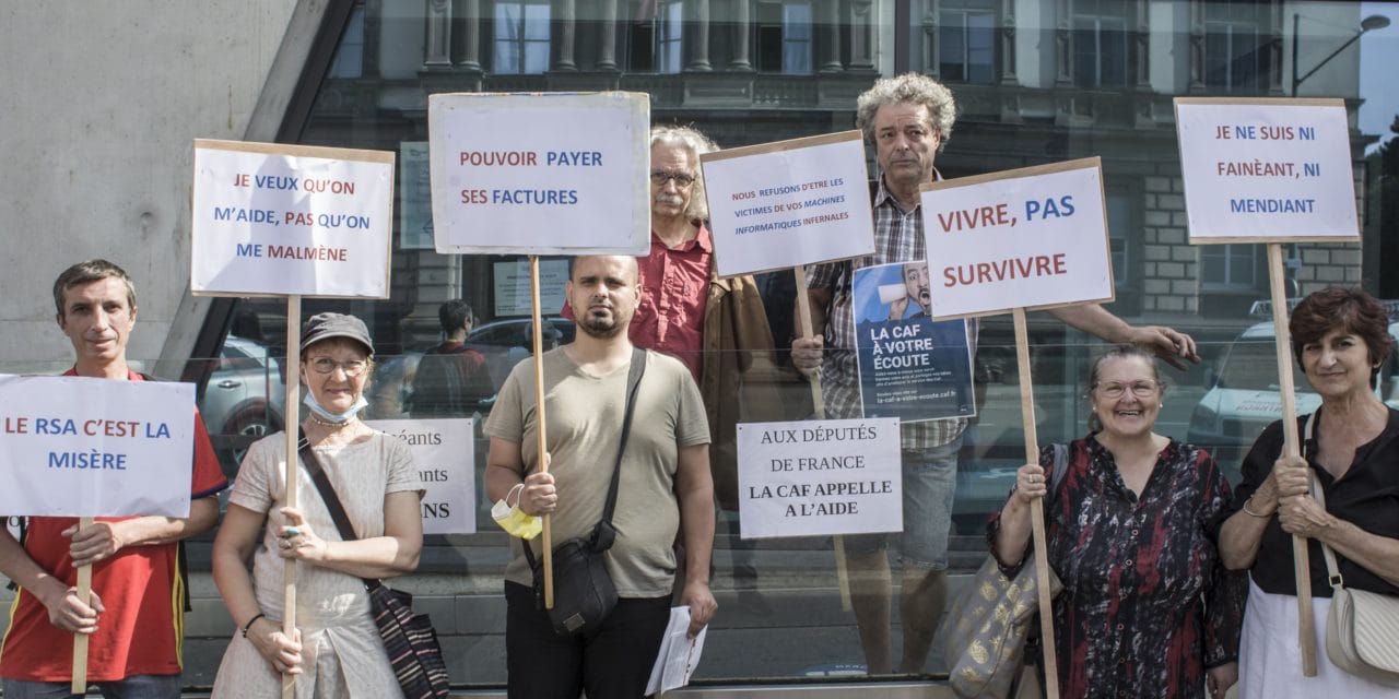 Droits sociaux : un nouveau rassemblement devant la caisse d&rsquo;allocation familiale de Mulhouse