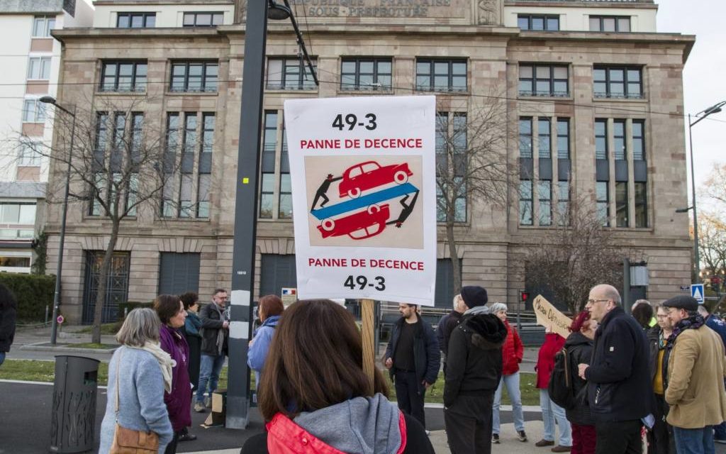 Rassemblement spontané devant la sous-préfecture de Mulhouse contre l&rsquo;usage de l&rsquo;article 49-3 par le gouvernement