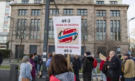 Rassemblement spontané devant la sous-préfecture de Mulhouse contre l&rsquo;usage de l&rsquo;article 49-3 par le gouvernement
