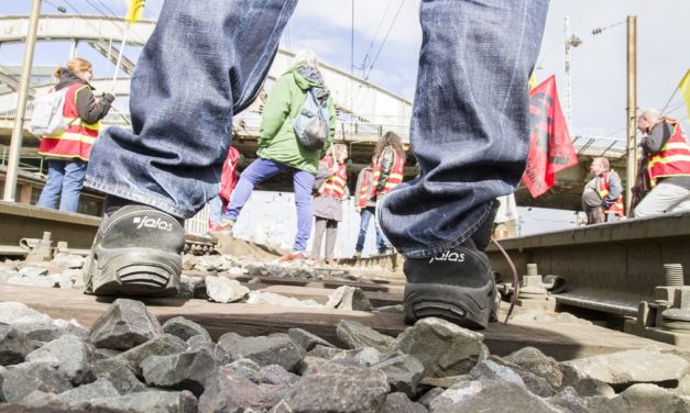 Des militants syndicaux en lutte contre la réforme des retraites bloquent la circulation en gare de Mulhouse