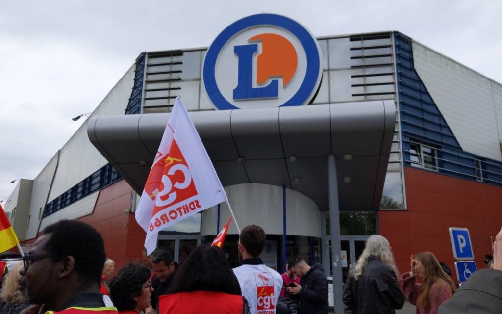 Devant Leclerc Mulhouse, une manifestation en défense d&rsquo;un délégué syndical convoqué en vue de son licenciement