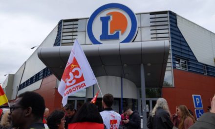 Devant Leclerc Mulhouse, une manifestation en défense d&rsquo;un délégué syndical convoqué en vue de son licenciement