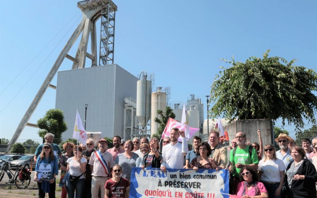 A Mulhouse-Wittelsheim, les candidats du nouveau front populaire manifestent devant Stocamine