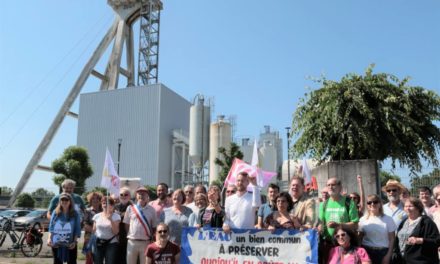 A Mulhouse-Wittelsheim, les candidats du nouveau front populaire manifestent devant Stocamine