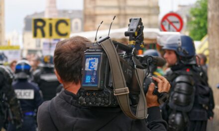 Appel du 18 juin, les journalistes manifestent pour défendre l&rsquo;information et la démocratie avec elle