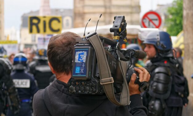 Appel du 18 juin, les journalistes manifestent pour défendre l&rsquo;information et la démocratie avec elle